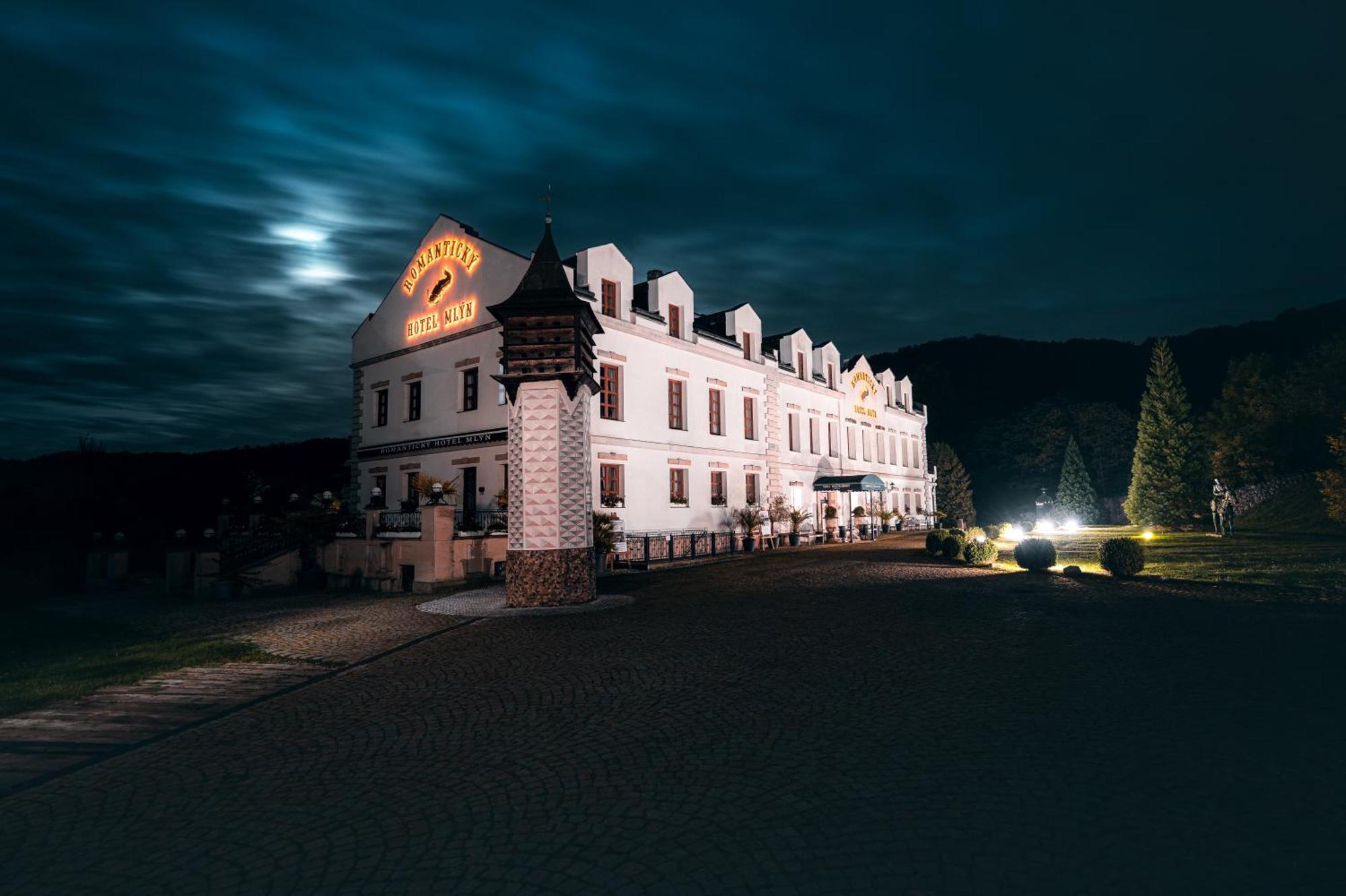 Romantic Hotel Mlyn Karlstejn Bagian luar foto