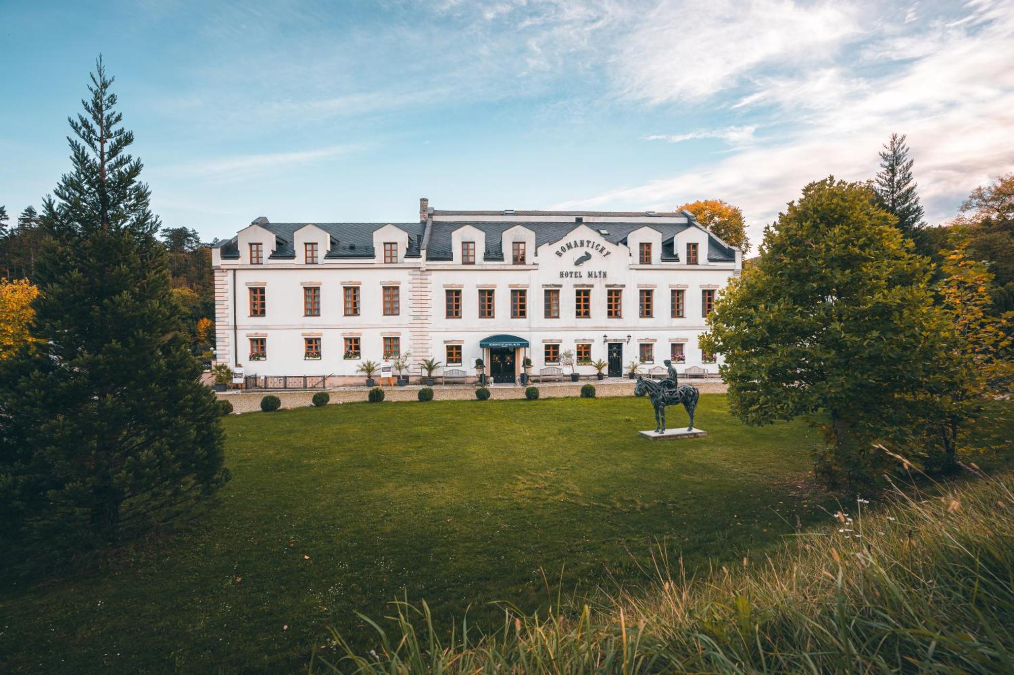 Romantic Hotel Mlyn Karlstejn Bagian luar foto