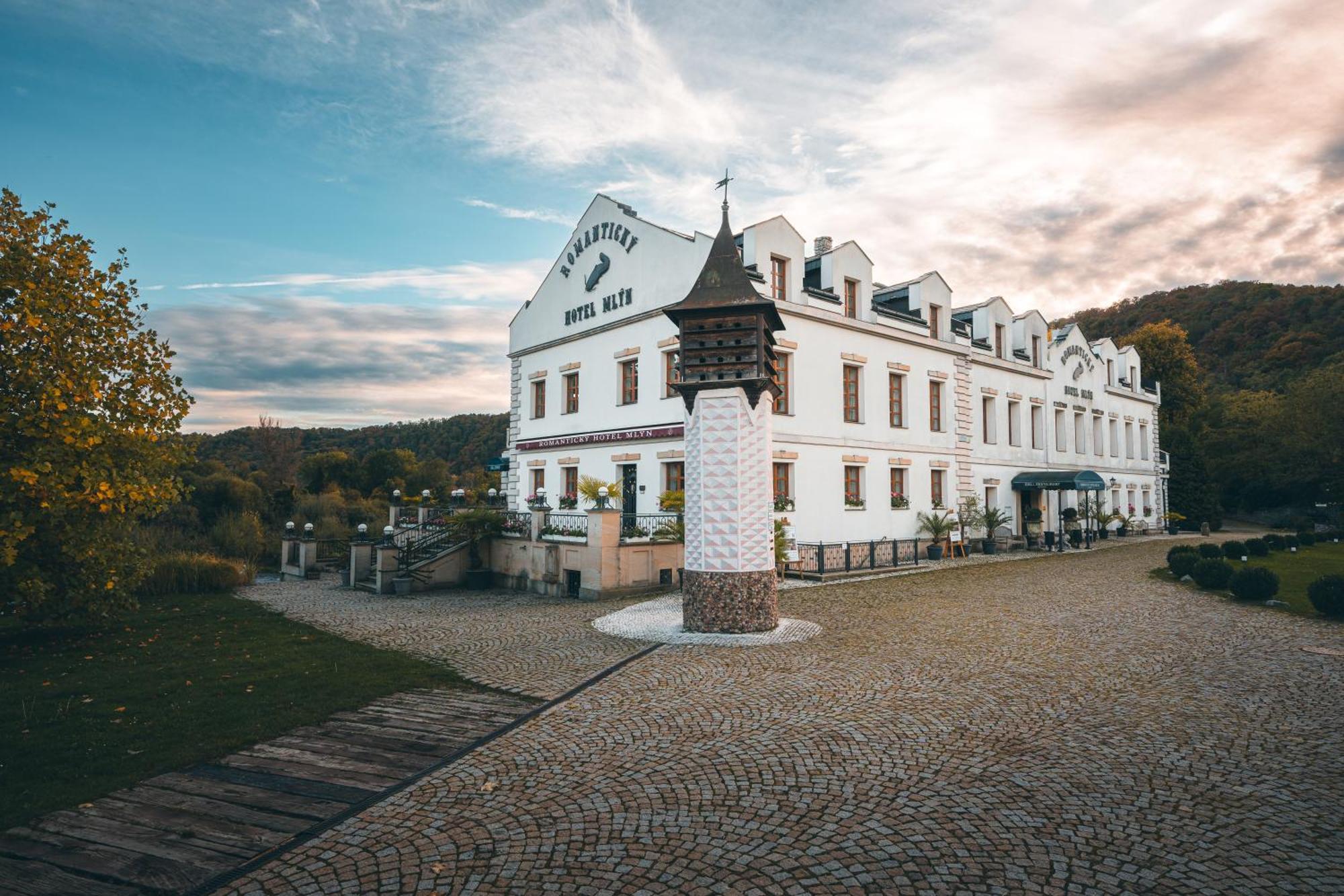 Romantic Hotel Mlyn Karlstejn Bagian luar foto