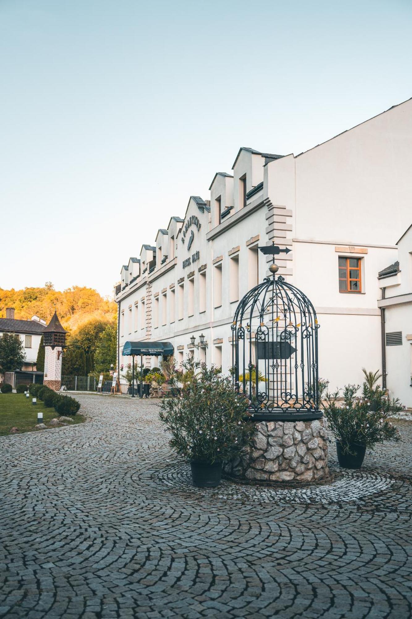 Romantic Hotel Mlyn Karlstejn Bagian luar foto