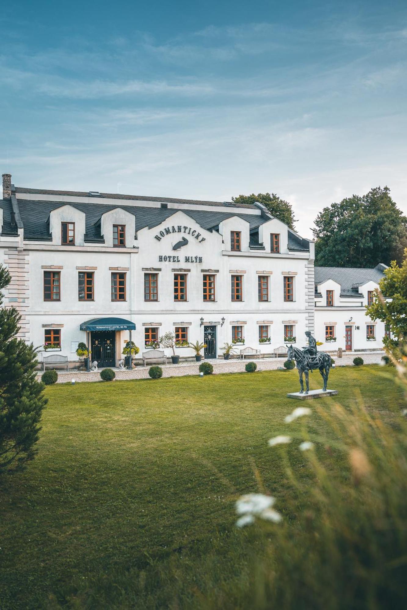 Romantic Hotel Mlyn Karlstejn Bagian luar foto