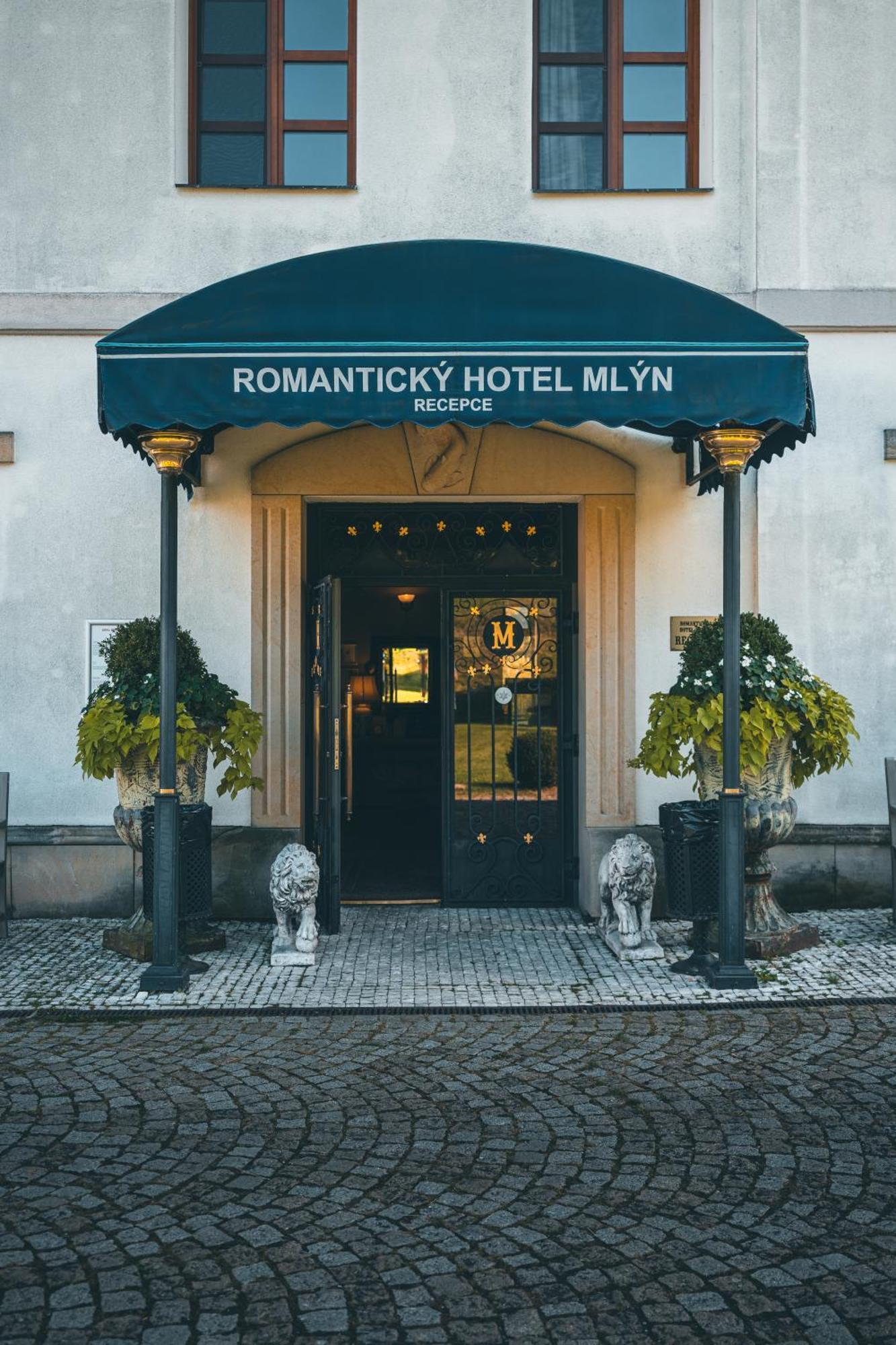 Romantic Hotel Mlyn Karlstejn Bagian luar foto