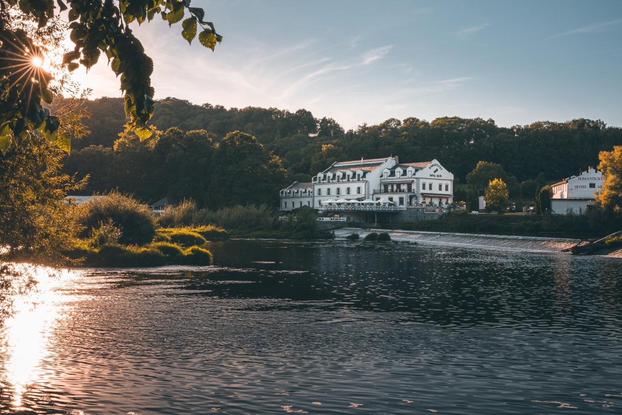 Romantic Hotel Mlyn Karlstejn Bagian luar foto