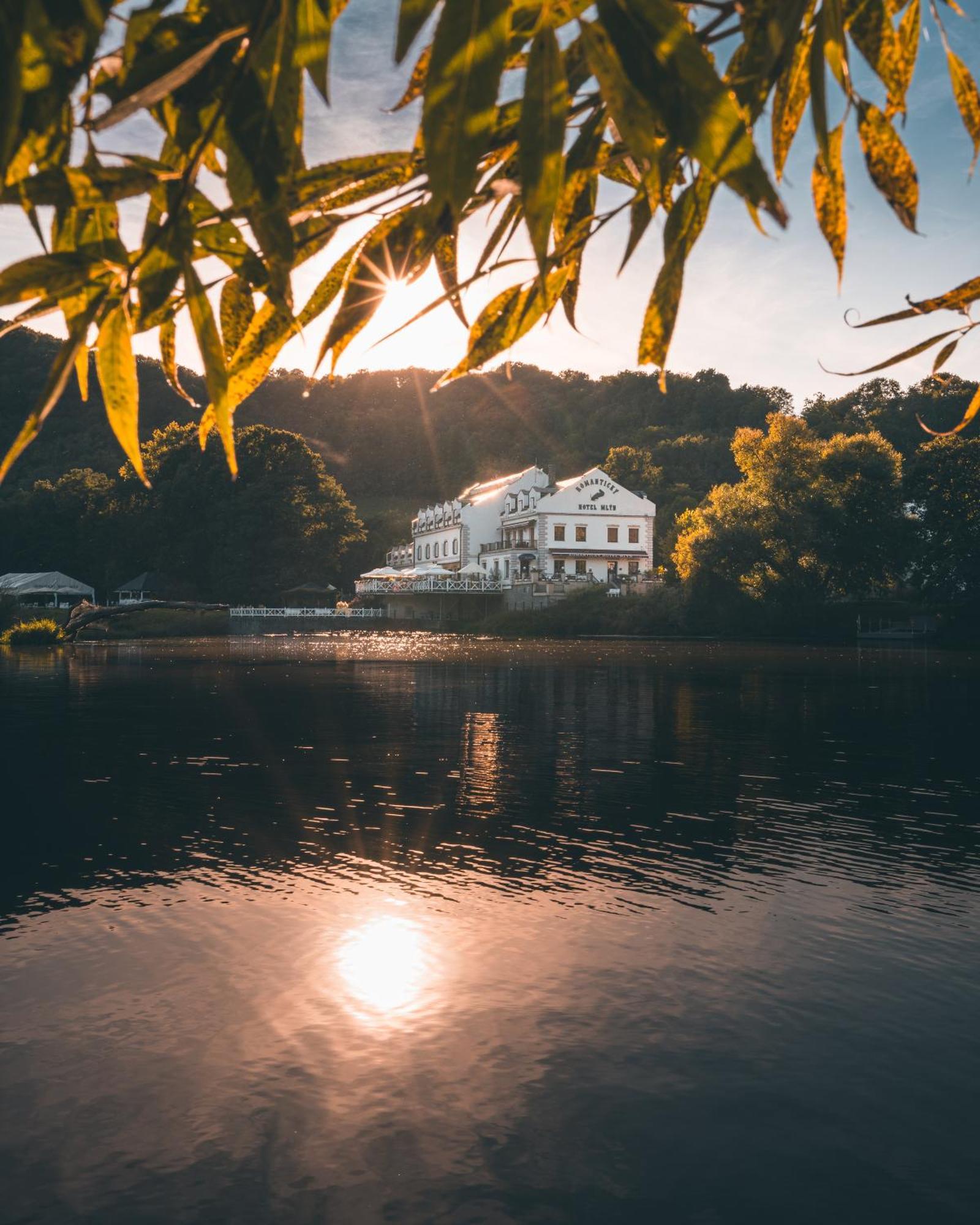 Romantic Hotel Mlyn Karlstejn Bagian luar foto