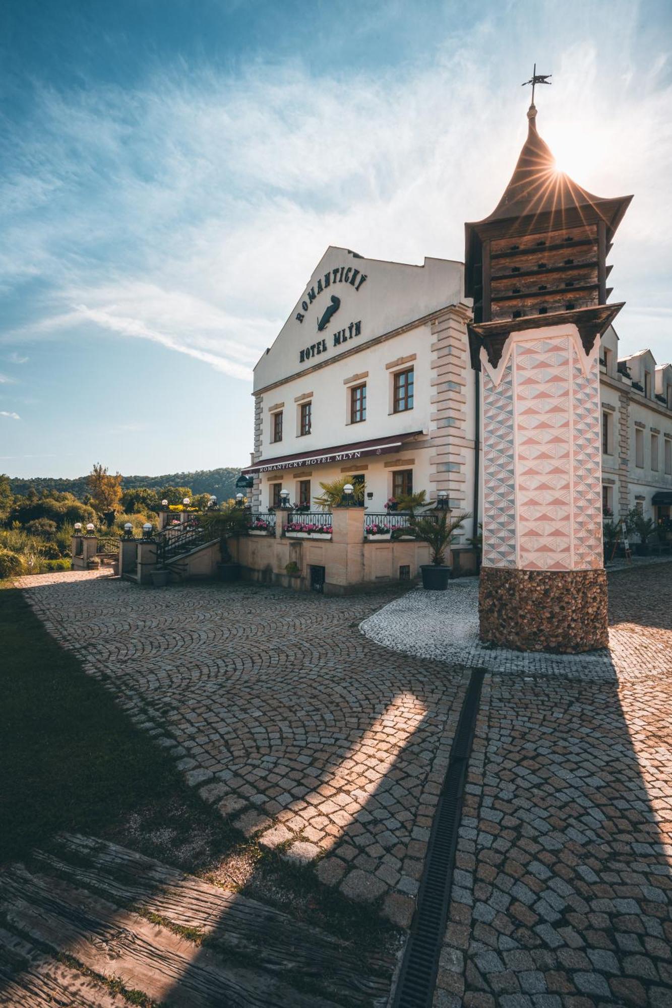 Romantic Hotel Mlyn Karlstejn Bagian luar foto