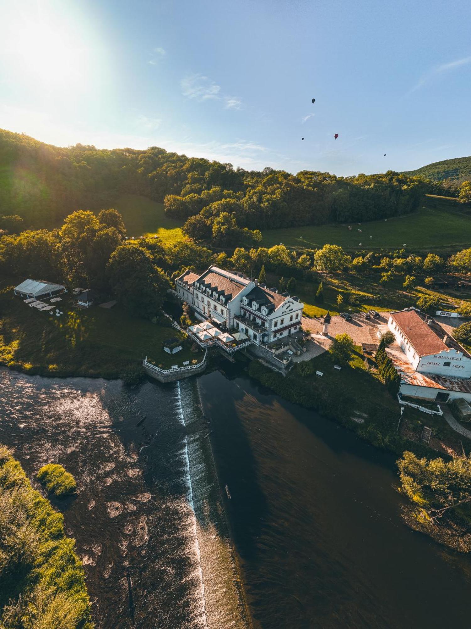 Romantic Hotel Mlyn Karlstejn Bagian luar foto