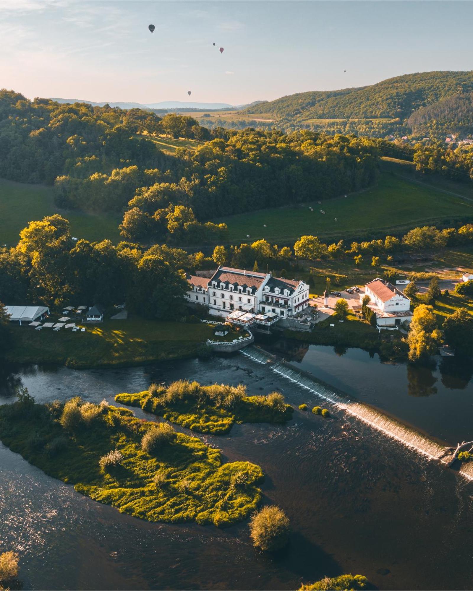 Romantic Hotel Mlyn Karlstejn Bagian luar foto