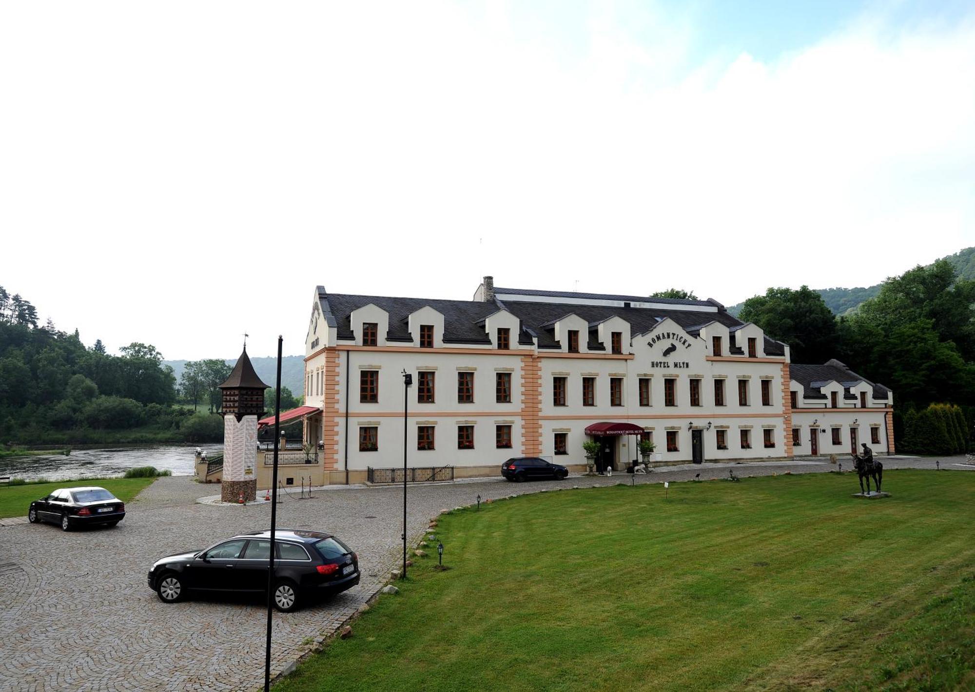 Romantic Hotel Mlyn Karlstejn Bagian luar foto