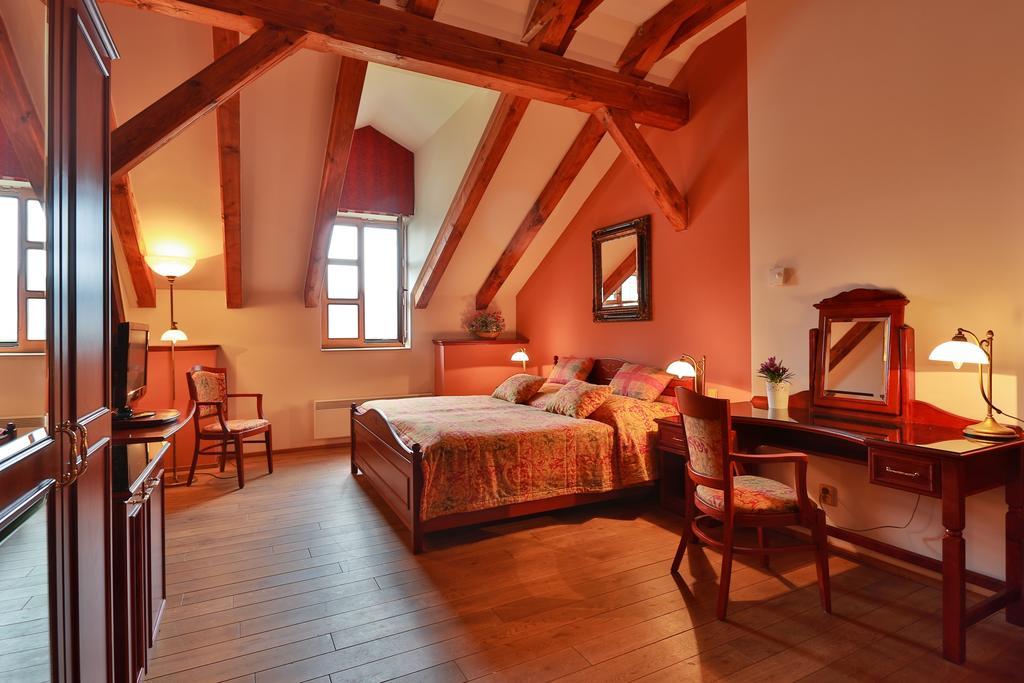 Romantic Hotel Mlyn Karlstejn Bagian luar foto