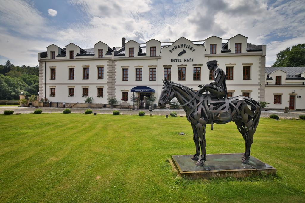 Romantic Hotel Mlyn Karlstejn Bagian luar foto