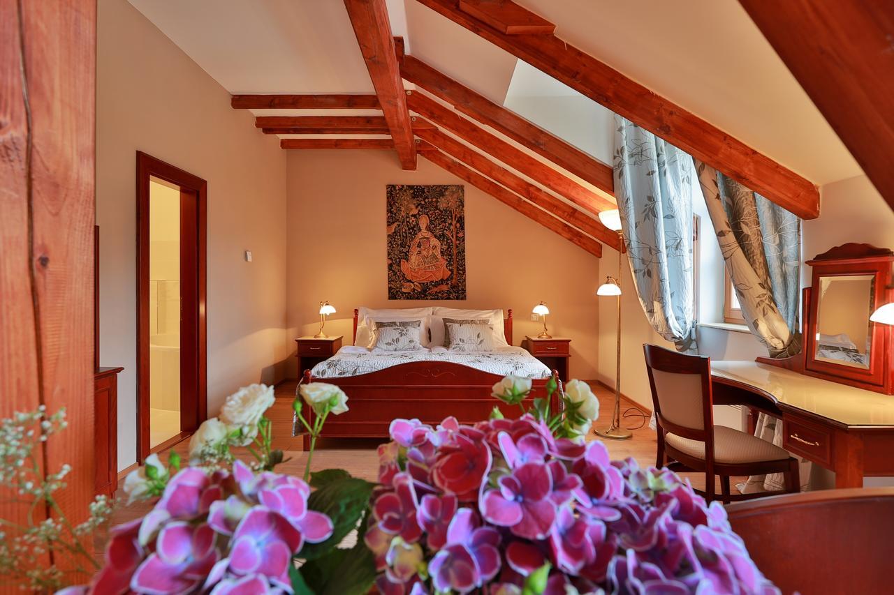 Romantic Hotel Mlyn Karlstejn Bagian luar foto