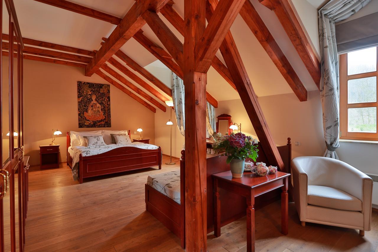 Romantic Hotel Mlyn Karlstejn Bagian luar foto