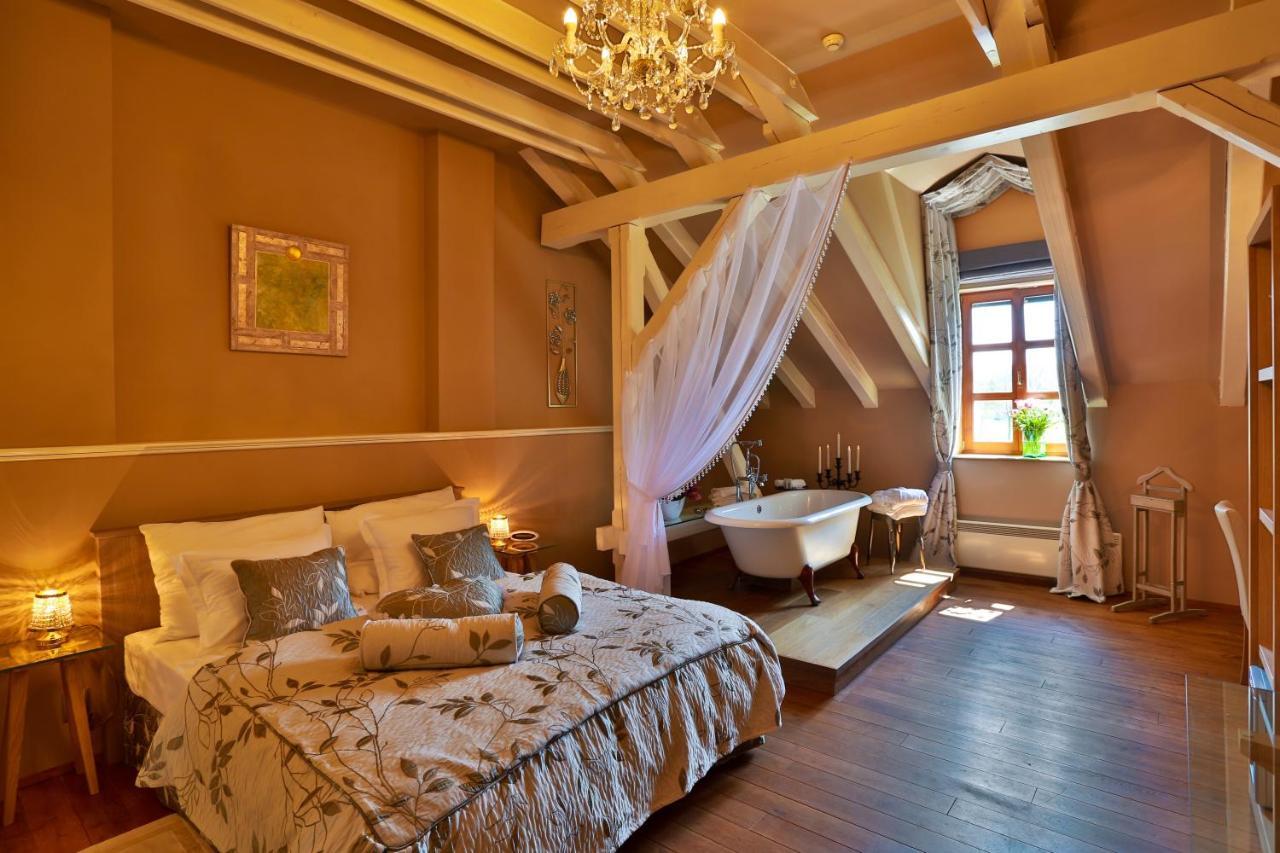 Romantic Hotel Mlyn Karlstejn Bagian luar foto