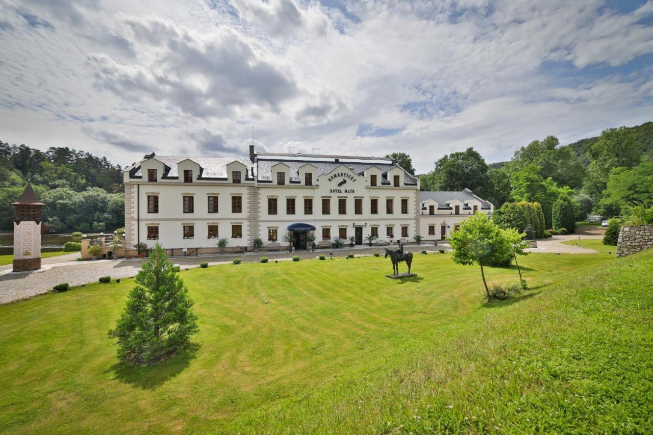 Romantic Hotel Mlyn Karlstejn Bagian luar foto